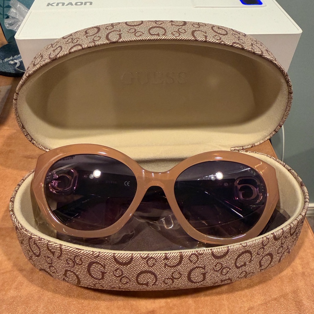 Guess Women's Brown Sunglasses, case and dust cloth NWOT